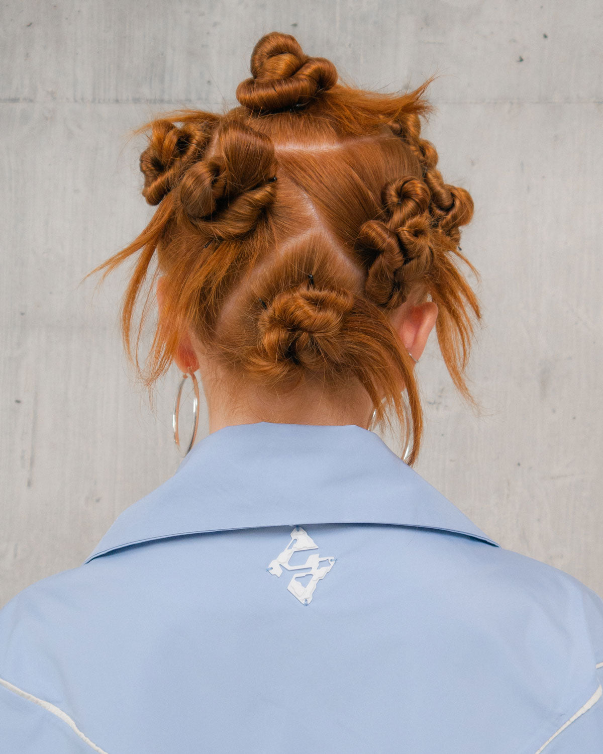 Model mit gemachten Haaren von hinten fotografiert mit studio f Hemd 1 of 1 mit sichtbarem f-Patch